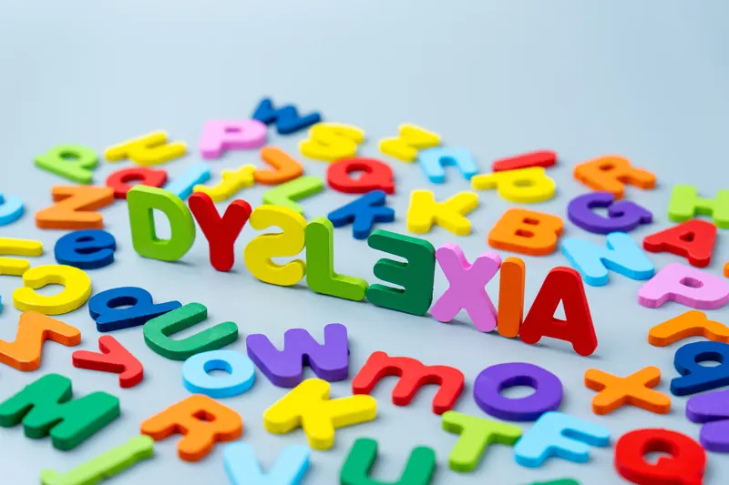 Bunte Buchstaben, das Wort Dyslexia spiegelverkehrt – Lerntherapie bei Legasthenie und Dyskalkulie